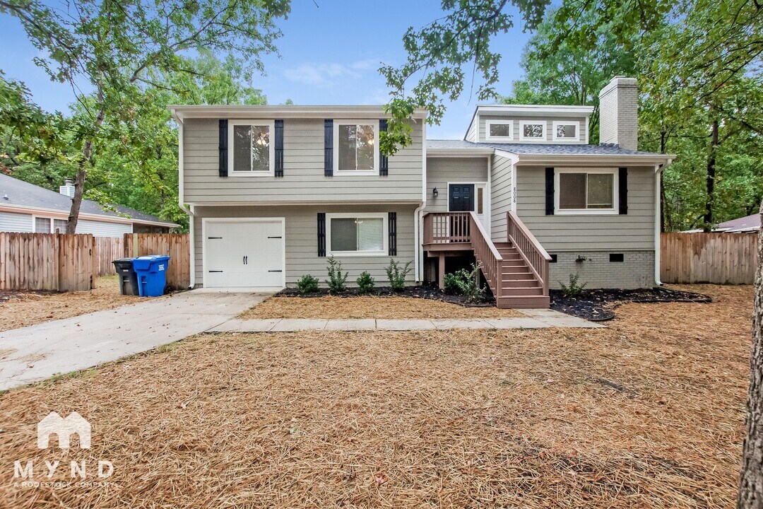 8008 Beacon Hills Rd in Indian Trail, NC - Building Photo