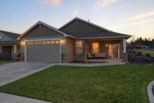 1027 W Basalt Ridge Dr in Spokane, WA - Building Photo
