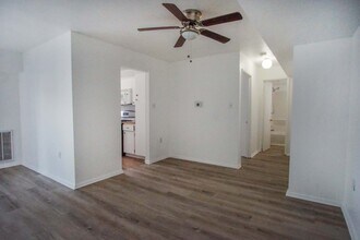 11402 Cherry Hill Rd in Beltsville, MD - Foto de edificio - Building Photo