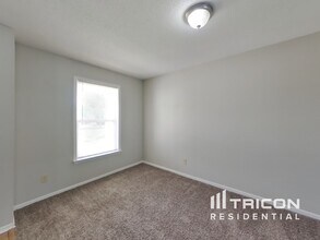 10823 Firefly Cir in Indianapolis, IN - Foto de edificio - Building Photo