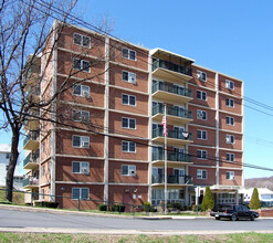 Nanticoke Towers in Nanticoke, PA - Foto de edificio - Building Photo