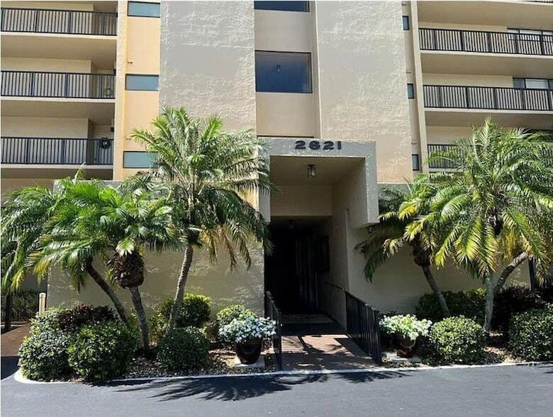 2621 Cove Cay Dr, Unit 407 in Clearwater, FL - Building Photo