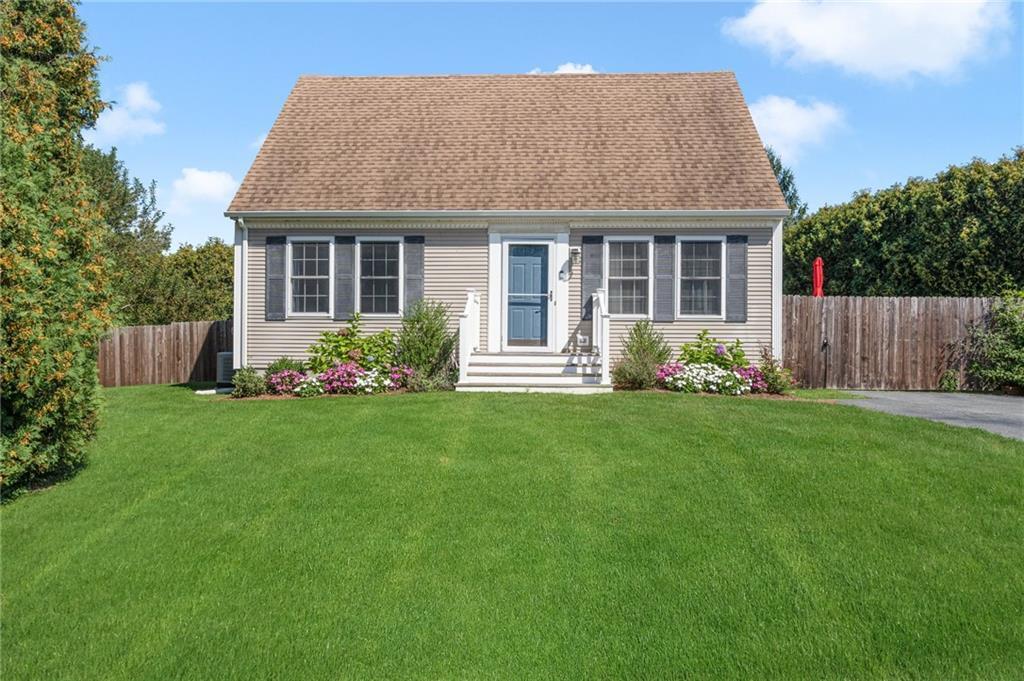 17 Harvest Rd in Middletown, RI - Building Photo
