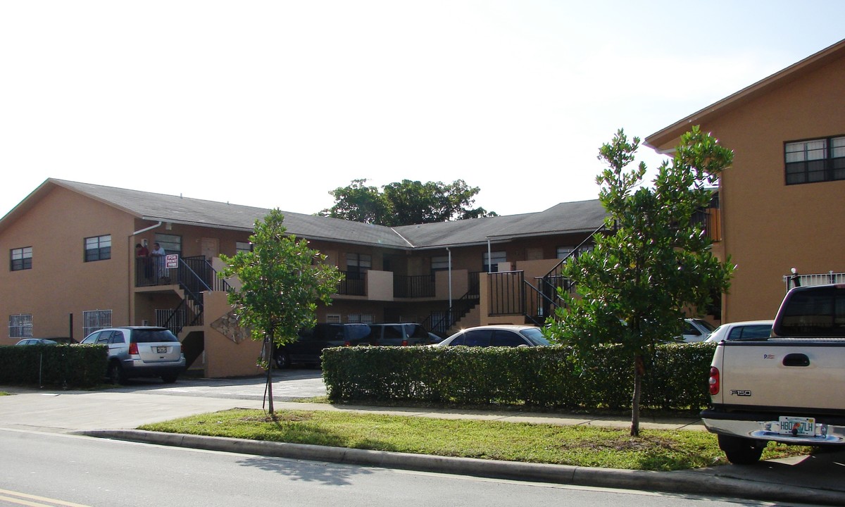 Eastland Manor in Hialeah, FL - Foto de edificio