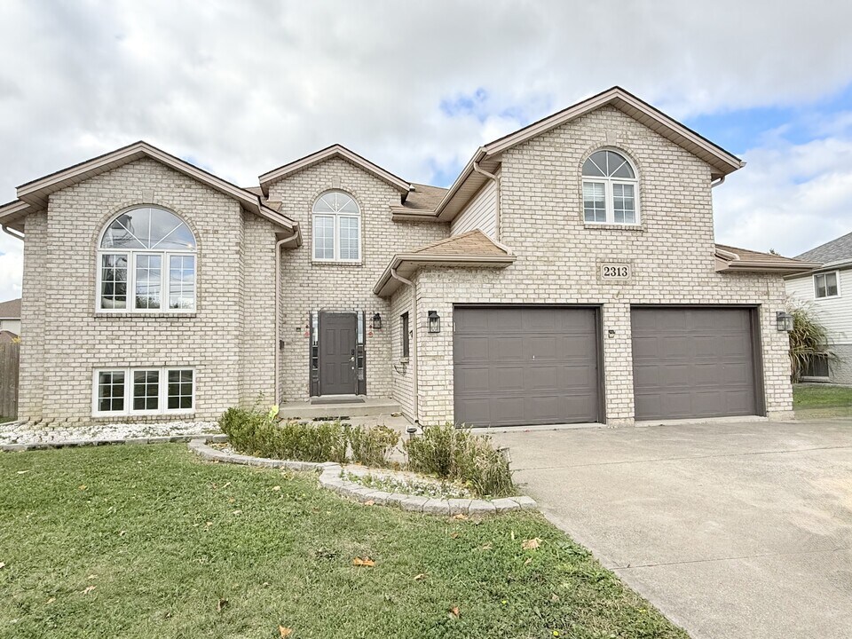 2313 Lesperance Rd in Windsor, ON - Building Photo