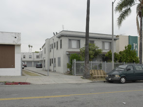 1646 N Hobart Blvd in Los Angeles, CA - Building Photo - Building Photo