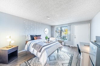 Elevation at the U in Reno, NV - Foto de edificio - Building Photo