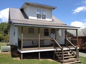 923 E Hillcrest Dr, Unit 2 in Johnson City, TN - Foto de edificio - Building Photo