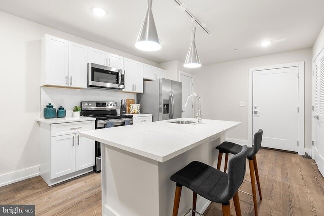 214 Vine St in Philadelphia, PA - Building Photo - Building Photo