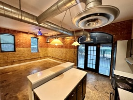 710 S Medina St in San Antonio, TX - Building Photo