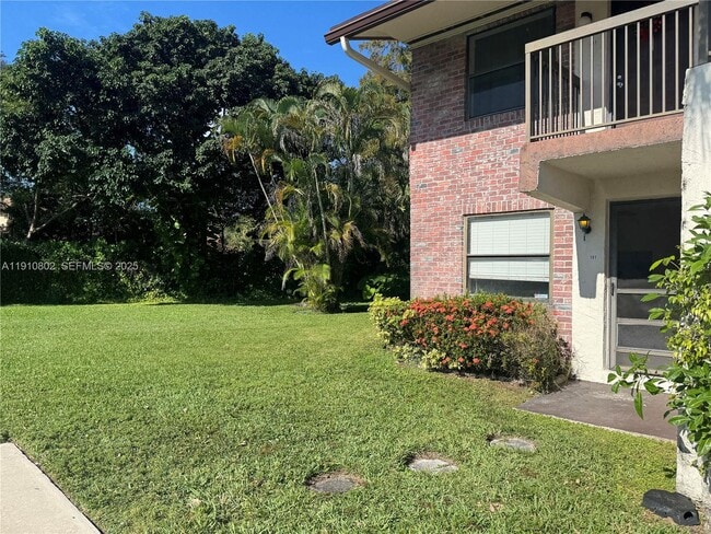 6031 Shaker Wood Cir in Tamarac, FL - Building Photo - Building Photo