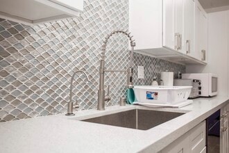 20651 Roscoe Blvd, Unit B in Winnetka, CA - Building Photo - Building Photo