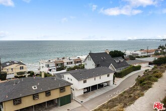 25121 Malibu Rd in Malibu, CA - Building Photo - Building Photo