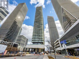33 Shore Breeze Dr in Toronto, ON - Building Photo