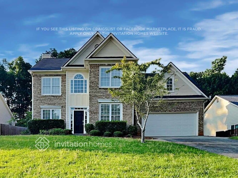 4299 Chatham View Dr in Buford, GA - Building Photo