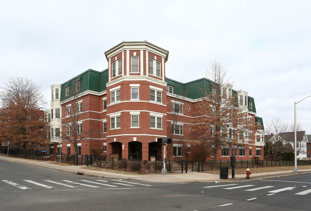 2185 Main St in Hartford, CT - Building Photo