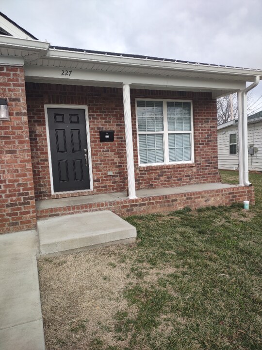 227 E Oak St in Nicholasville, KY - Building Photo