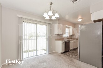 910 Clayton Dr in Deltona, FL - Foto de edificio - Building Photo