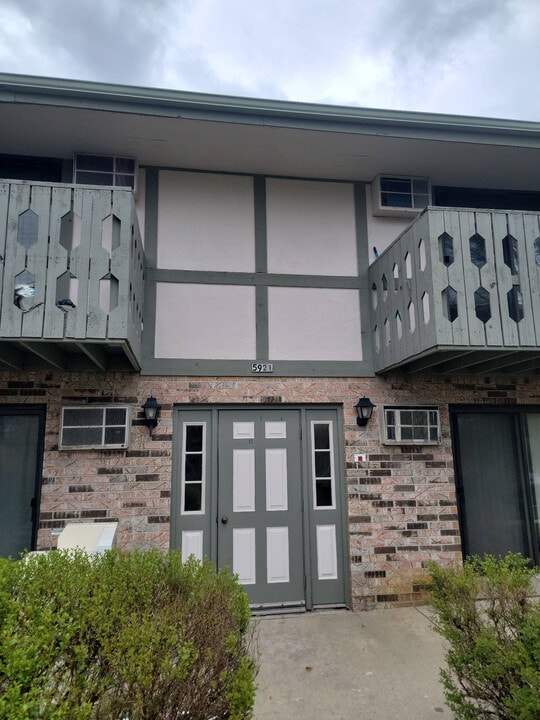Parkway West Apartment Homes in Milwaukee, WI - Building Photo