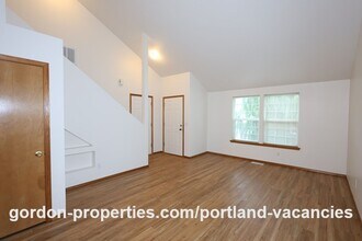 10736 SE Knapp Cir in Portland, OR - Building Photo - Building Photo