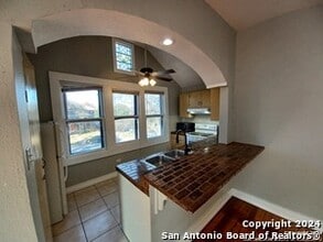 124 W Mistletoe Ave in San Antonio, TX - Building Photo - Building Photo