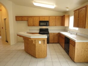 774 W River Oak Ave in Porterville, CA - Building Photo - Building Photo