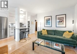 2133 Dundas St in Vancouver, BC - Building Photo - Building Photo