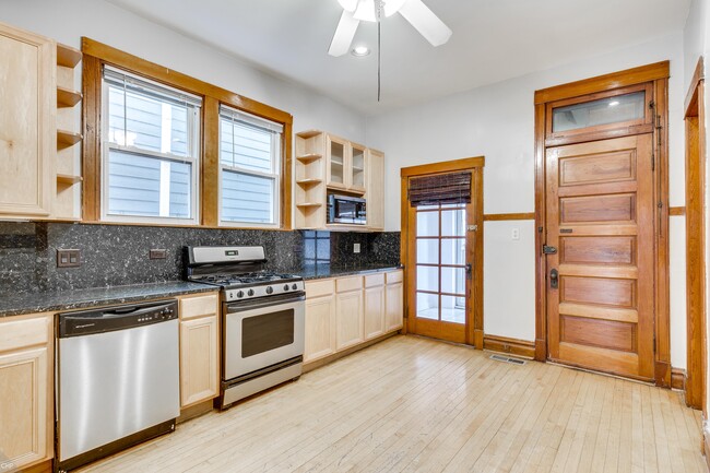 3220 N Leavitt St, Unit 1 in Chicago, IL - Foto de edificio - Building Photo
