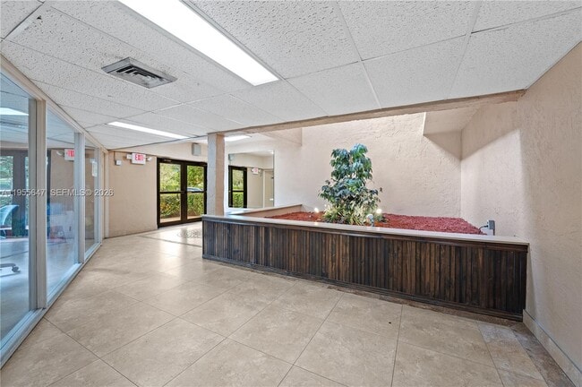 10001 W Atlantic Blvd in Coral Springs, FL - Foto de edificio - Building Photo