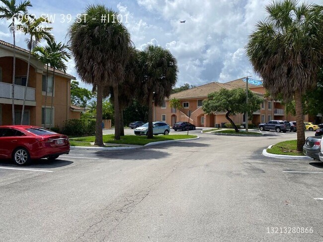 6992 SW 39th St in Davie, FL - Building Photo - Building Photo
