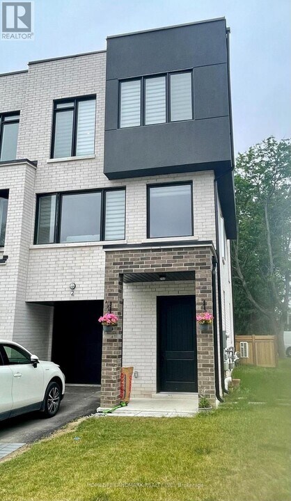 2 Persica St in Richmond Hill, ON - Building Photo