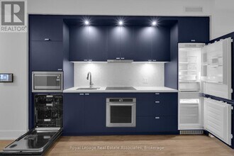 259 The Kingsway in Toronto, ON - Building Photo - Building Photo
