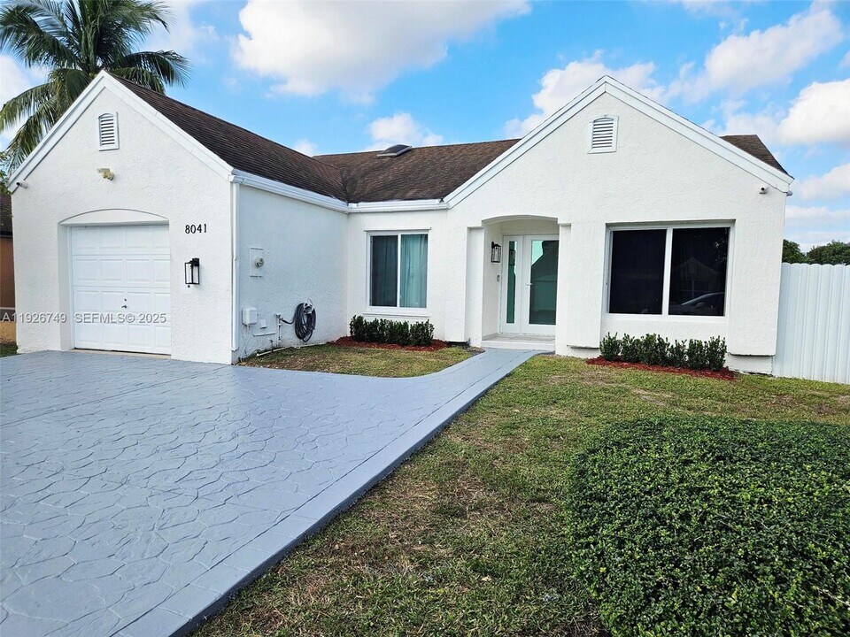 8041 NW 191st St in Hialeah, FL - Building Photo