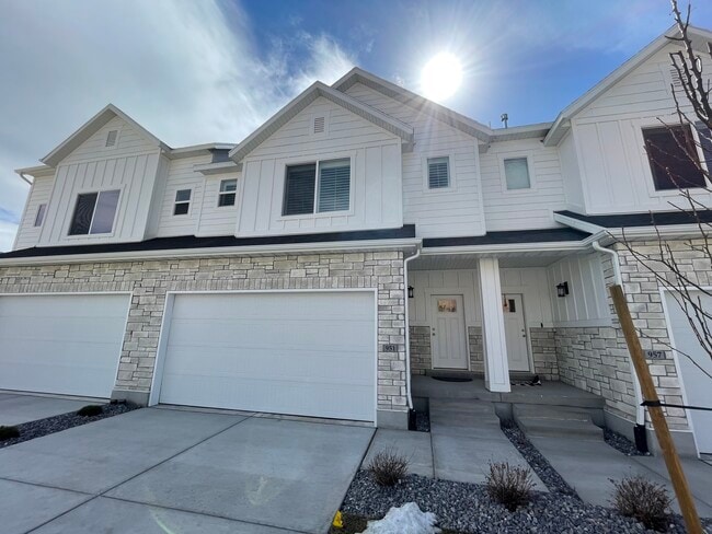 property at 951 W Shadow Brook Ln