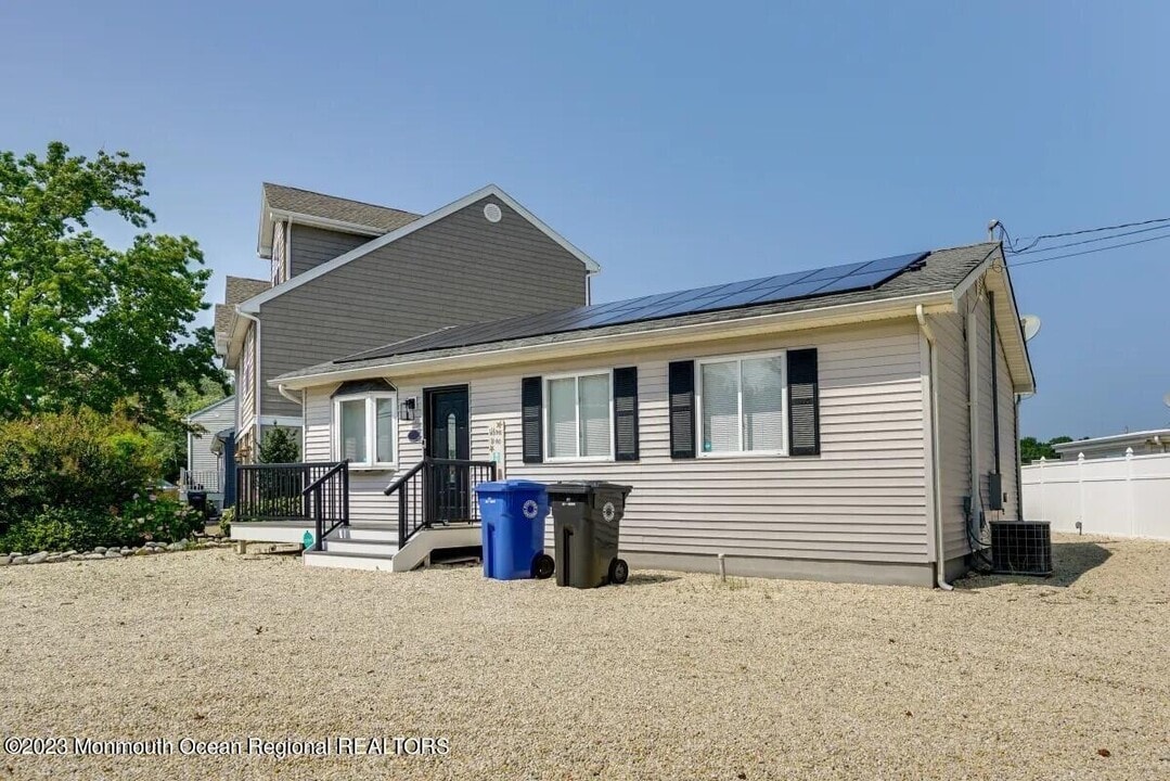 884 Mill Creek Rd in Stafford Township, NJ - Building Photo