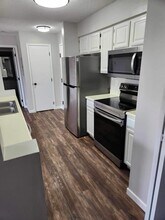 Village Green Apartments- 4532 Douglas in Des Moines, IA - Building Photo - Building Photo