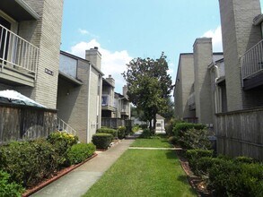2011 Spenwick Dr in Houston, TX - Building Photo - Building Photo