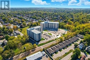 98 Moore St in St Thomas, ON - Building Photo