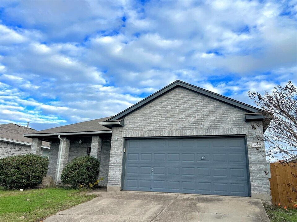 109 Cavalry Trail in Elgin, TX - Building Photo