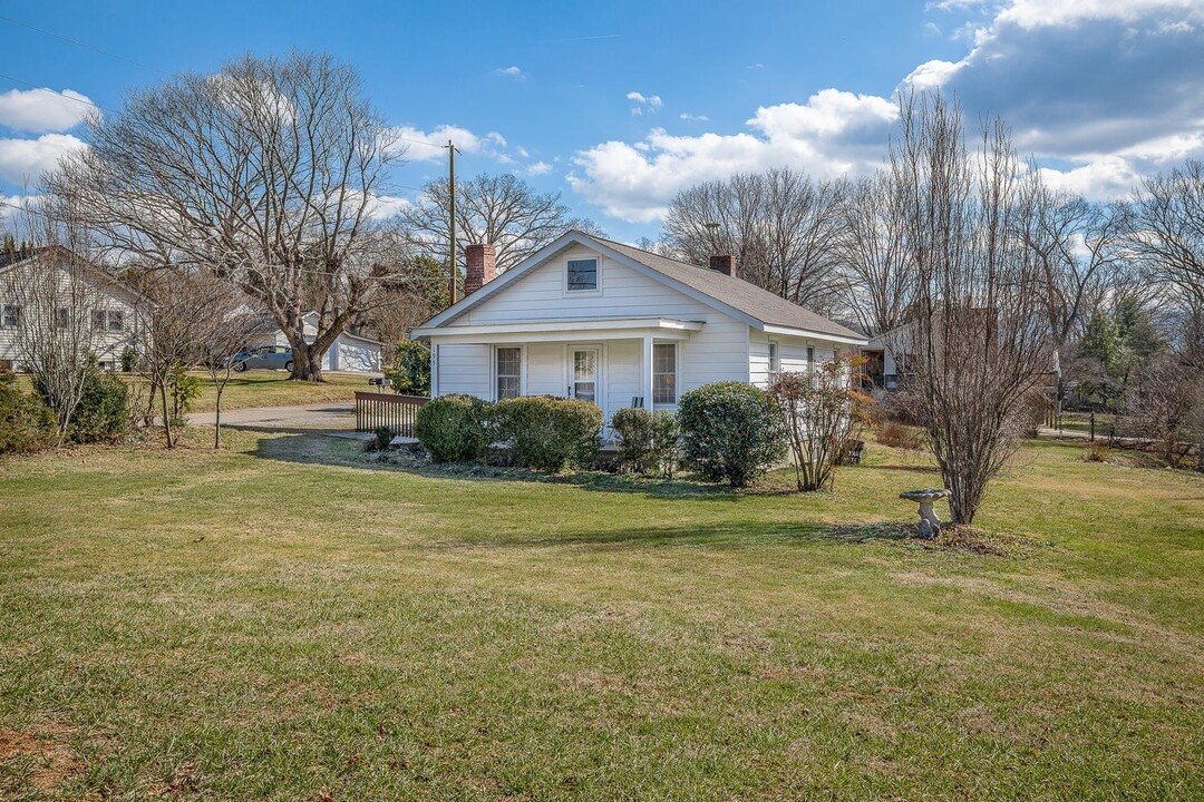 195 Governors View Rd in Asheville, NC - Building Photo