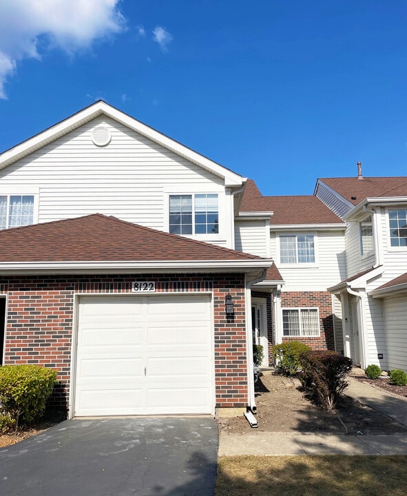 8122 Ripple Ridge in Darien, IL - Building Photo