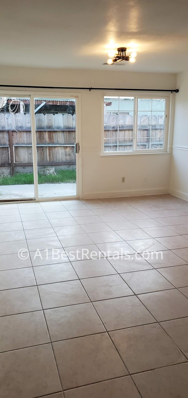 233 Carmillita Way in Modesto, CA - Foto de edificio - Building Photo