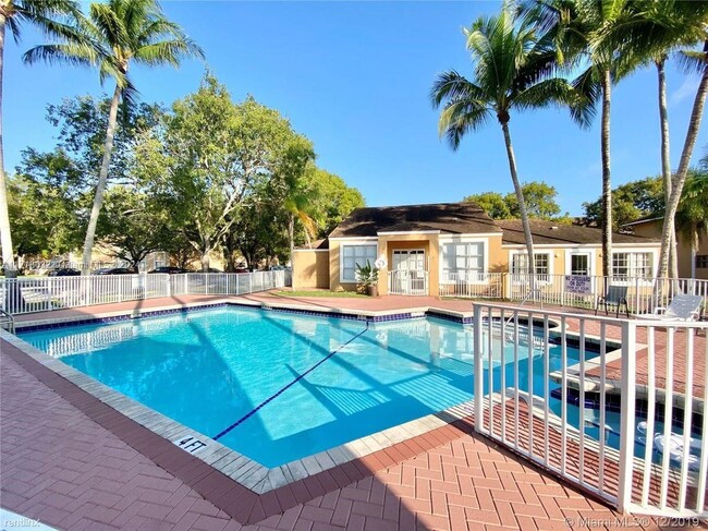 8043 SW 21st Ct in Miramar, FL - Foto de edificio - Building Photo