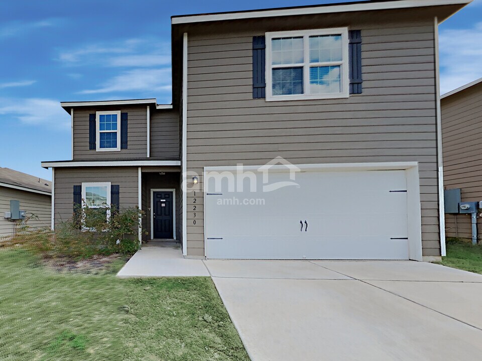 12230 Commander Dr in San Antonio, TX - Building Photo