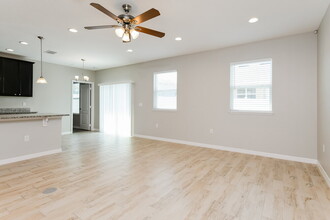 201 Albany Dr in Poinciana, FL - Building Photo - Building Photo