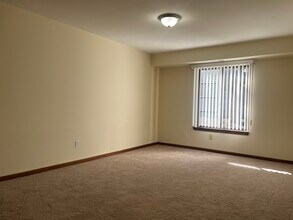 Greenwoods Apartments in Farmington Hills, MI - Foto de edificio - Building Photo