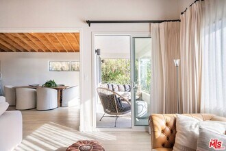 21555 Pacific Coast Hwy in Malibu, CA - Building Photo - Building Photo