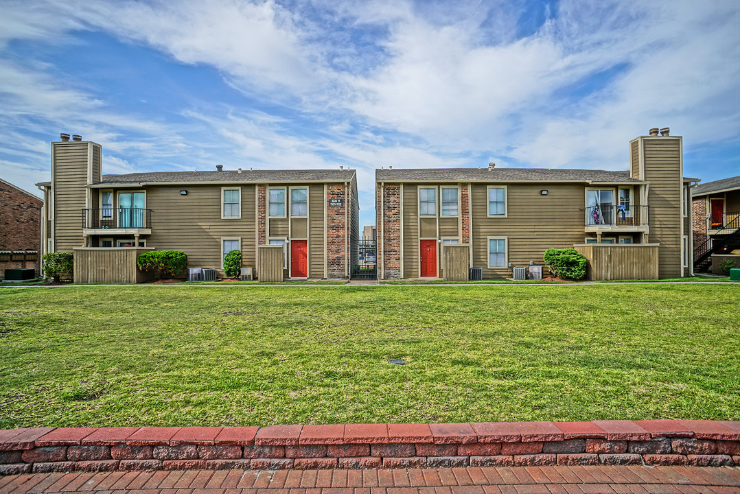 Bellaire Silk in Houston, TX - Building Photo