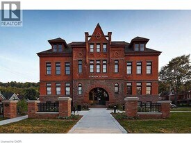 200 Stinson St in Hamilton, ON - Building Photo