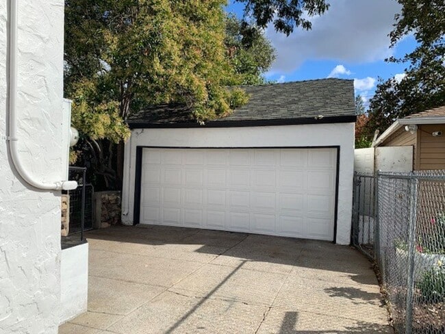 1982 Canterbury Rd in Sacramento, CA - Building Photo - Building Photo